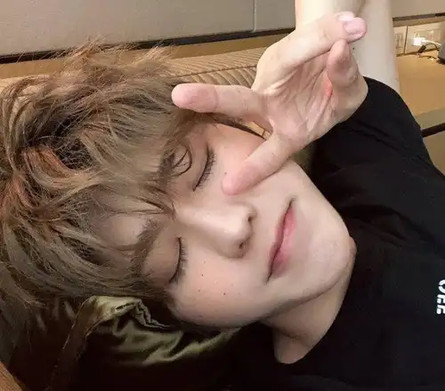 蔡徐坤交作业啦!褐色卷发乖巧可爱,20分钟获十二万评论!