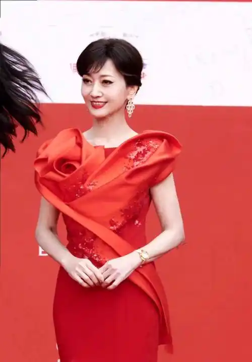 赵雅芝身着大红色时尚礼服出席北京国际电影节,精致优雅!