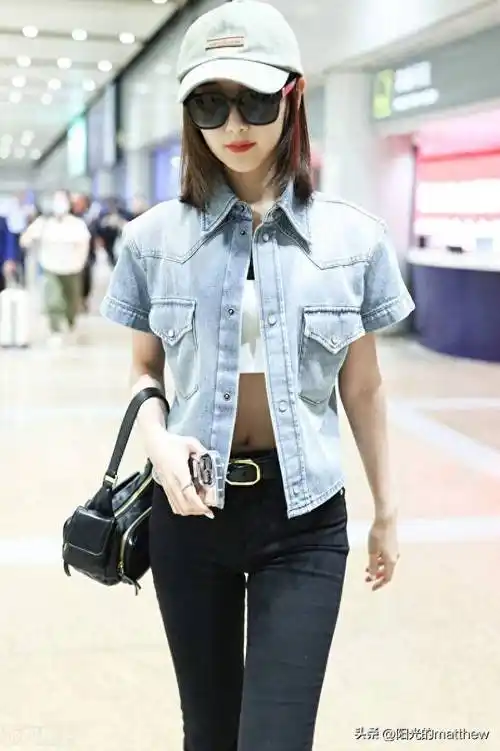 街拍:毛晓彤牛仔衬衫夹克 黑色紧身裤 棒球帽潇洒低调_毛晓影_北京