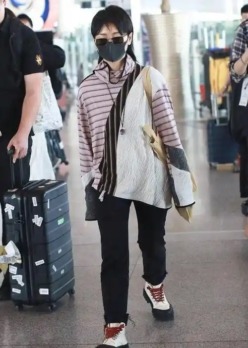 这高跟鞋真时尚,一般鞋跟在脚底它却在鞋子"侧面",但贼显腿长_周笔畅