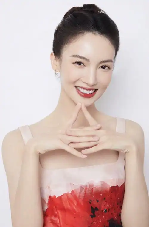 既不好看也不难看的女明星程潇素颜更清纯金晨笑容太僵硬