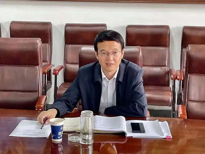 校党委常委,副校长张远军主持会议