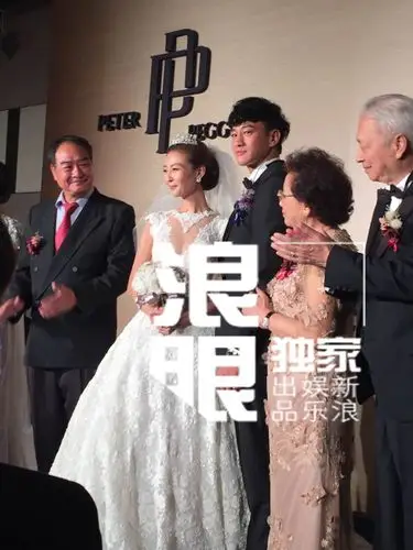 何润东台北大婚双方父母饮酒谢宾客新娘幸福落泪