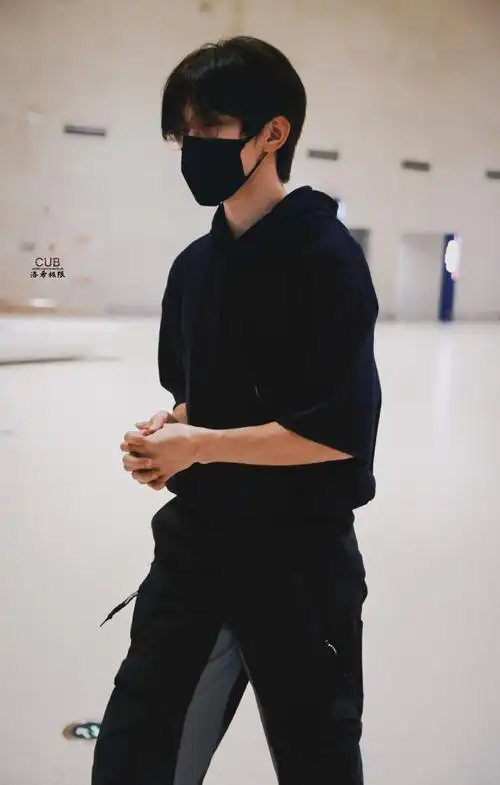 米兰时装周##emporio armani全球代言人易烊千玺##易烊千玺机场