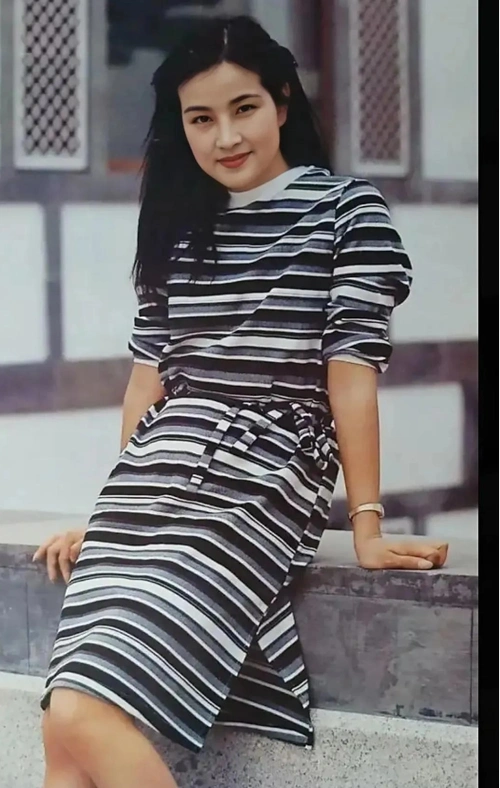 看了刘晓庆的旧照才明白姜文陈国军为啥前仆后继闭月羞花