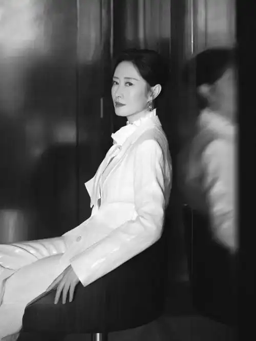 刘敏涛今日亮相雪花秀京东直播间