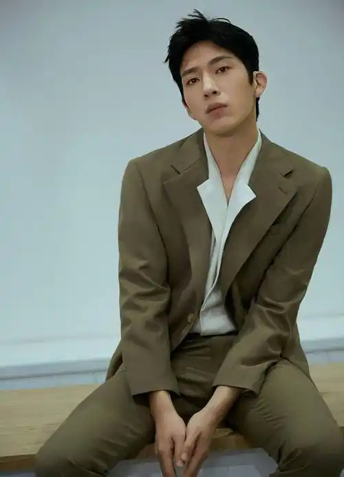 一周潮男快拍:井柏然休闲自在 张艺兴酷黑神秘