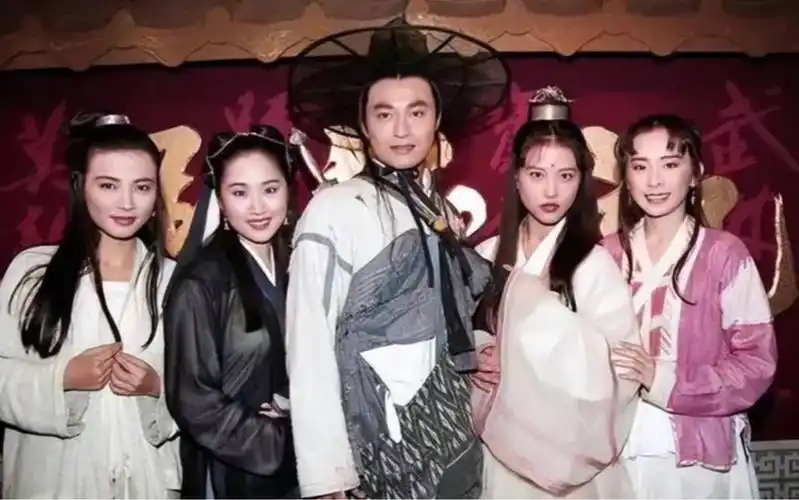 周海媚台湾版倚天屠龙记演员的合影.