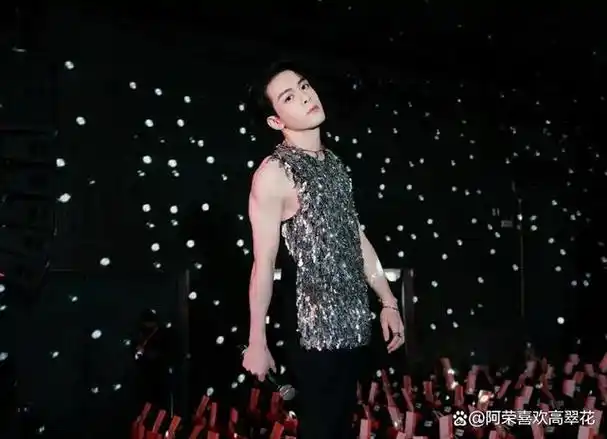 曾舜晞晒与粉丝大合照穿波光鳞片衣闪亮迷人秀手臂肌肉健硕有力