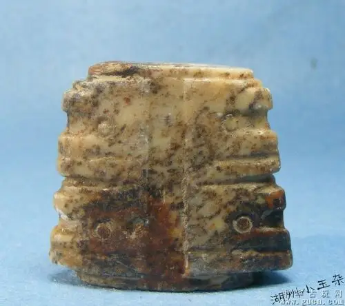 高古-良渚文化黄肉带灰皮皮壳带纹饰三角玉琮