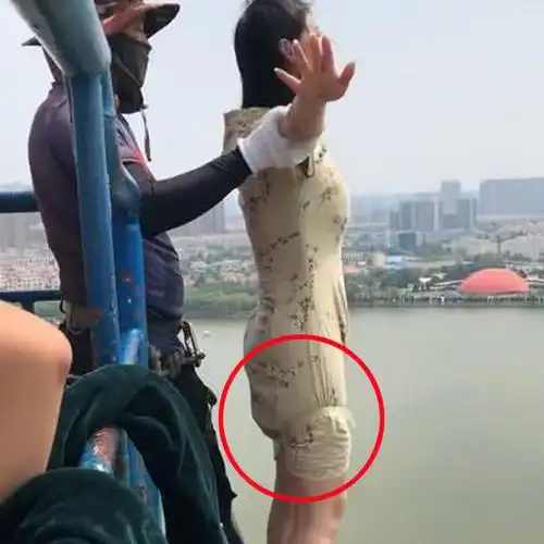 女子穿裙子蹦极后面的人看热闹不怕事大结果