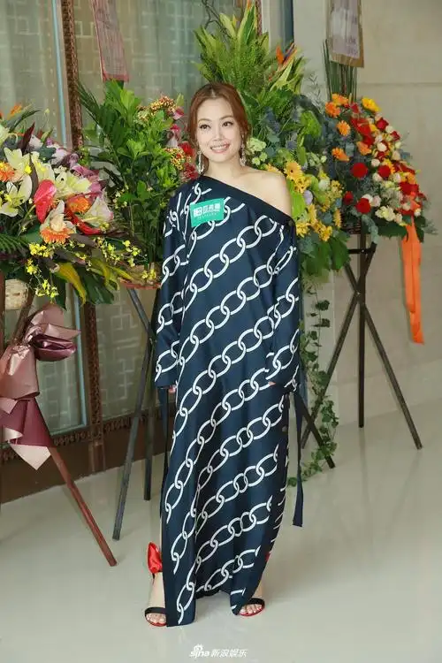 组图:容祖儿穿一片式长裙亮相肩膀露半边 笑言快得抑郁症