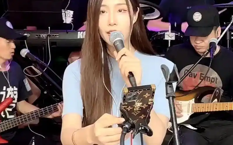 乐游记乐队演奏《可惜我是水瓶座》 女主唱莫愁超美 男主唱 吉他手摩