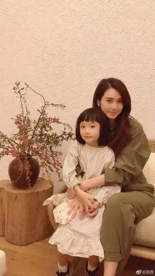 洪欣罕晒与俩孩子合照女儿清纯可爱极像张丹峰
