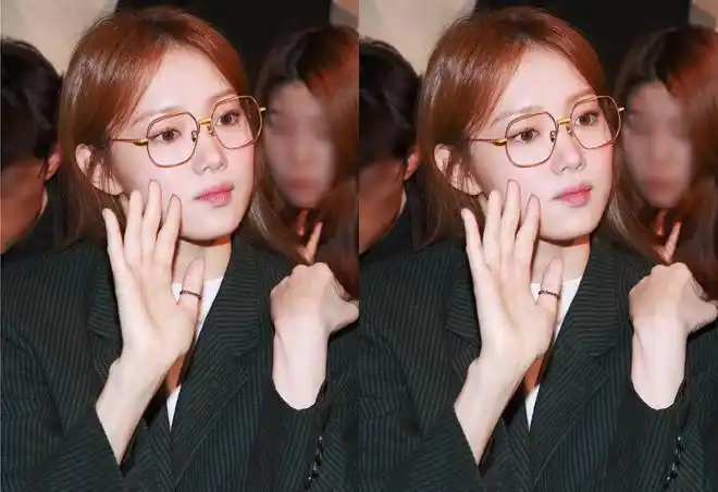 常见了金边镜框眼镜,看起来很有职业女性的利落洒脱,对着镜头的李圣经