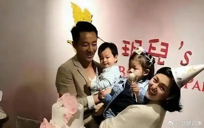 听说大s小时候的照片被扒出来了,是不是有点意思啊?