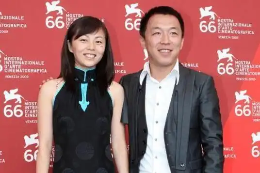 黄渤与妻子小欧的婚姻不仅在感情上稳固而深厚,更在观念上引领着一股