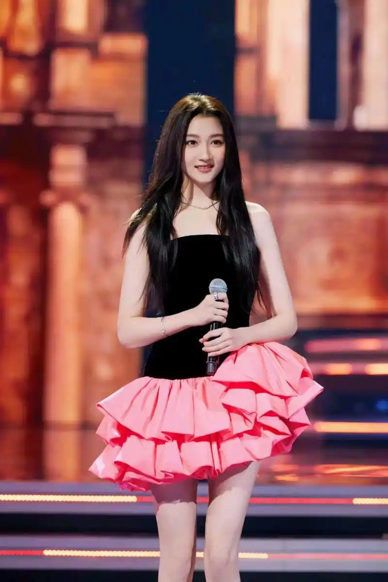 关晓彤这一穿搭,真人芭比既视感有没有?