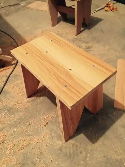 家有喜欢做小板凳的小公举,劳烦木工师傅做了两个,哈哈哈,实用吧?