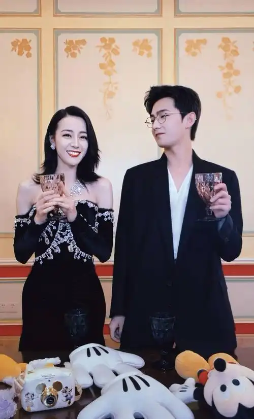 甜蜜超上头!迪丽热巴杨洋迪士尼同框高能发糖