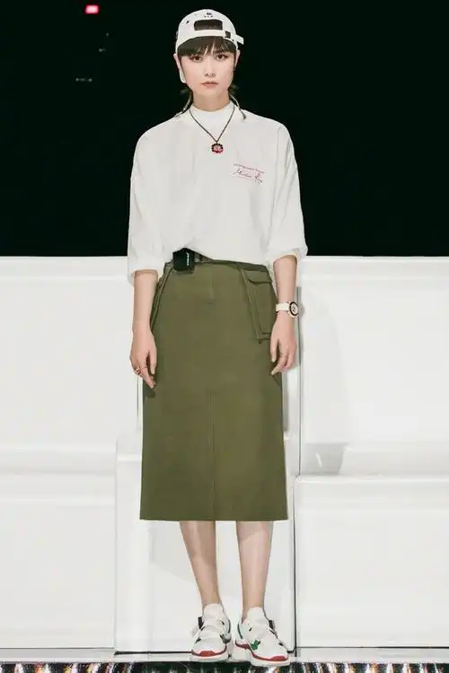 跟明星学穿搭,跟李宇春学这几招时尚穿搭,明星同款你也能照着穿