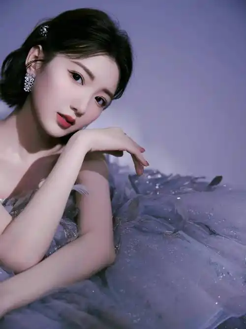 毛晓彤银色羽毛红毯芭蕾舞短裙美得像星河仙女_玫瑰_漂亮_眼神