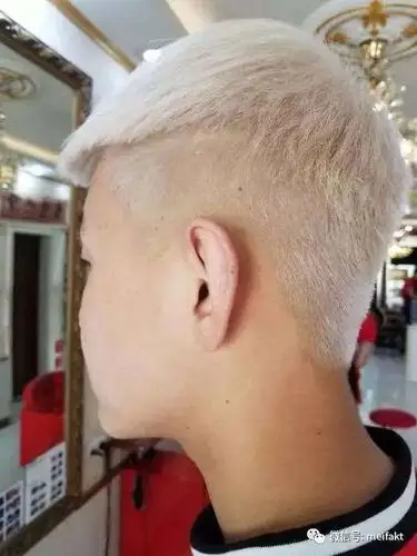 男生短发如何染出白发教程