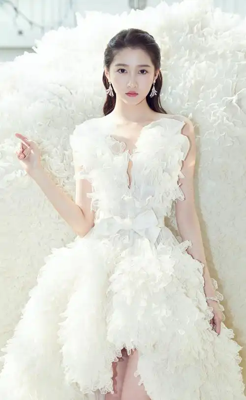 关晓彤上海电影节造型穿一款白色礼服裙优雅靓丽