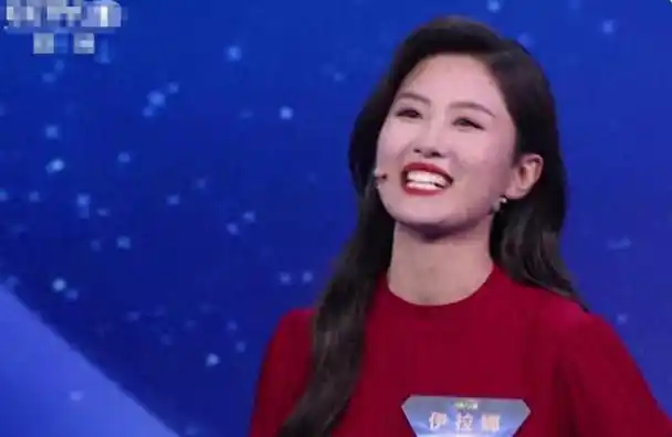 央视远方的家主持人伊拉娜五官精致肤色偏黑有种野性美