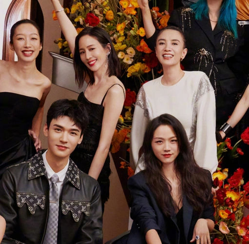 大合照暴露咖位流量明星坐中间杨幂被挤到后面c位是她