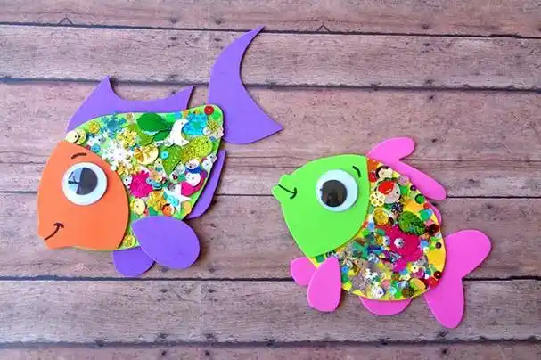 幼儿园简单手工:海绵纸拼贴画小鱼(步骤图解)1