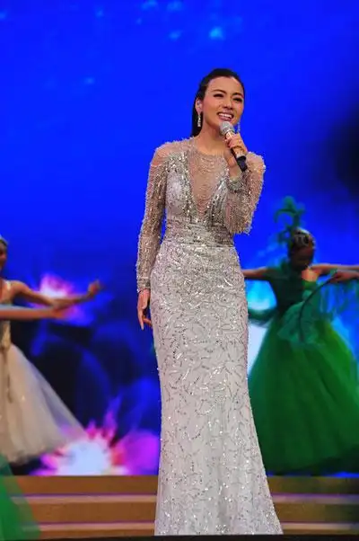 2陈思思[保存到相册]2014马年即将到来,著名青年歌唱家陈思思近日录制