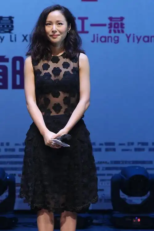 江一燕为了美真是太拼了,这么招摇的造型穿她身上,竟也一点不丑