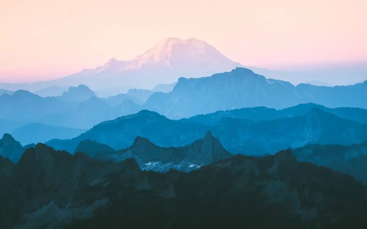 壮观唯美的山峰景色桌面壁纸