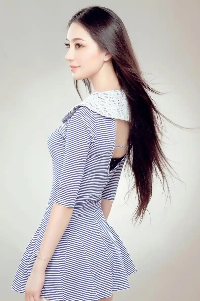 棚拍镜头下的一个长发飘逸高雅气质美女