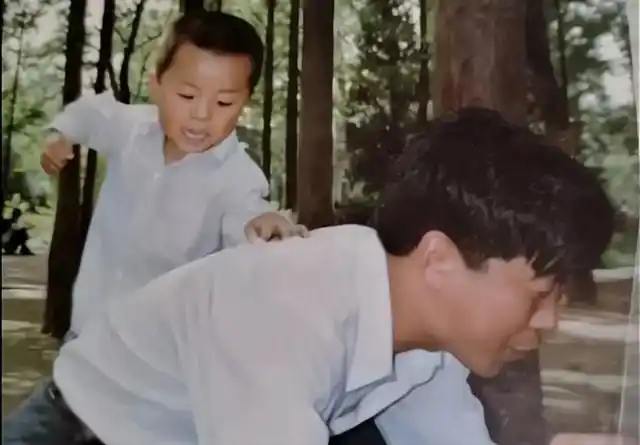 举出实例:郭爸走路用右脚找左脚,外八字不说,还翘一下裤腿划个圈,郭威