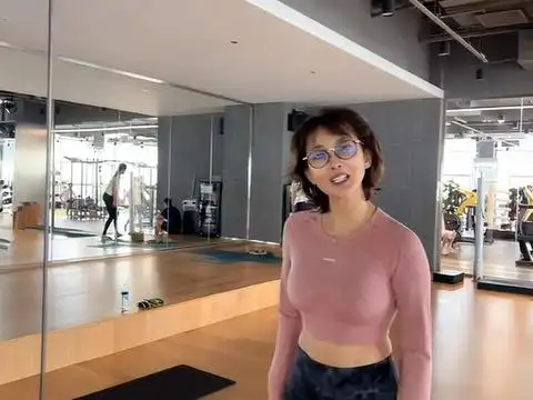 50岁牛莉穿露脐装健身腹肌明显双腿白嫩细长一双运动鞋近万元