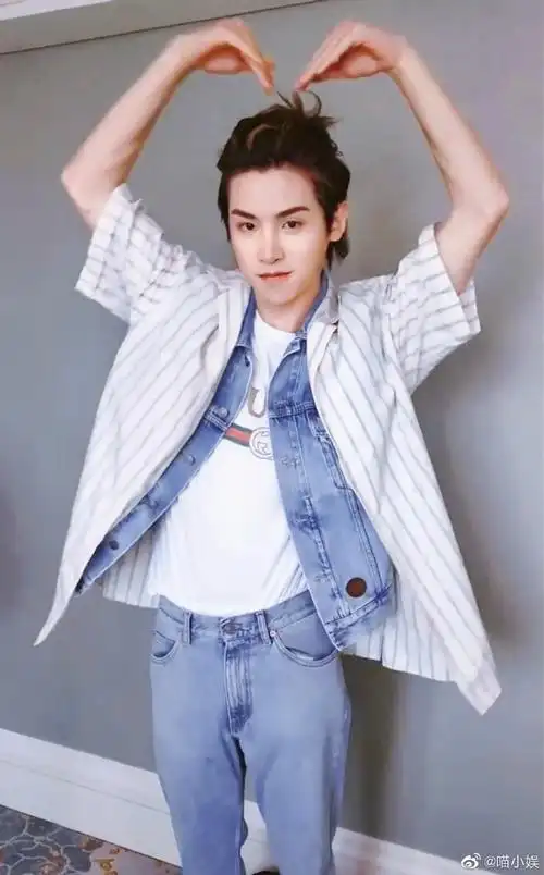 黄明昊花式比心小合集