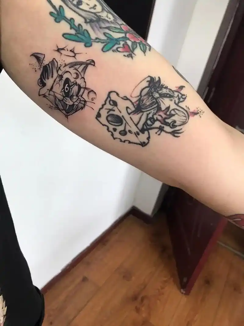 花臂拼接.上次做了杰瑞,这次来做汤姆猫,小姐姐慢慢的胳膊都拼 - 抖音