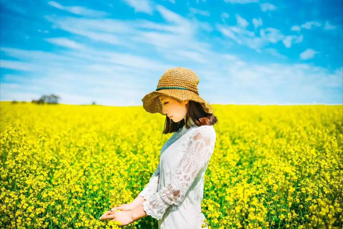 女孩 头发 帽子 油菜花 天空 5k美女风景壁纸_4k美女图片高清壁纸