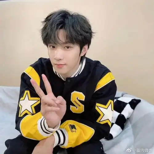 刘耀文胶片风比耶随拍#刘耀文晒最新拍立得随拍,又是熟悉的比耶,胶片