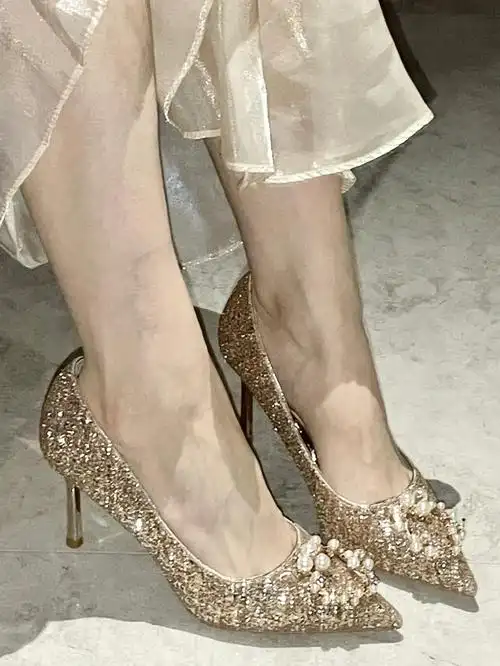 配细闪裙子简直无敌!金色还显白!高跟鞋修饰腿型拉长线条!高跟鞋yyds!