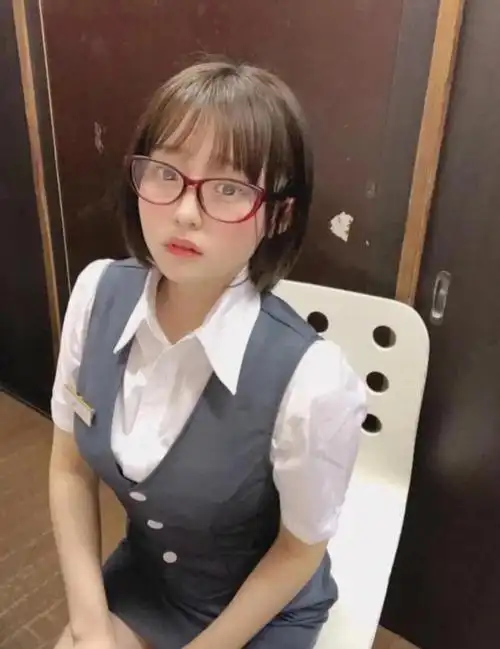 日本娱乐圈中有许多清纯可爱的女演员和偶像,而17岁的花咲ひより