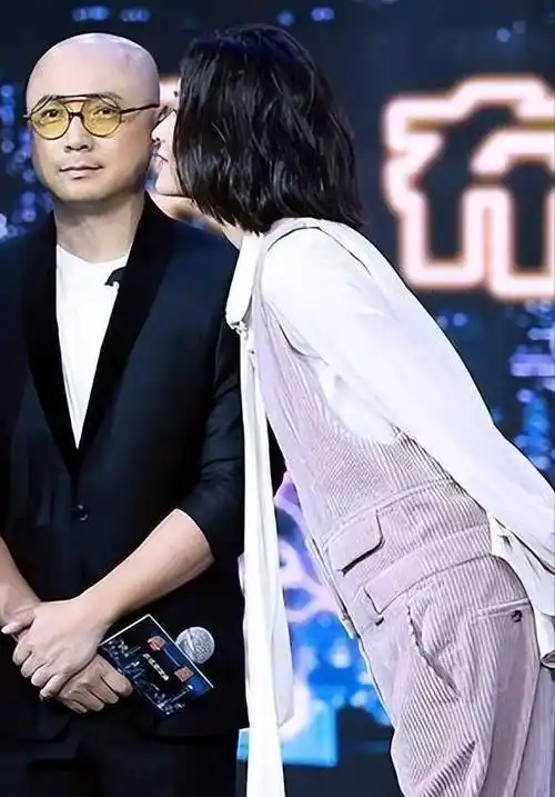 在当红时刻下嫁徐峥,婚后19年丈夫绯闻不断,陶虹图什么呢?