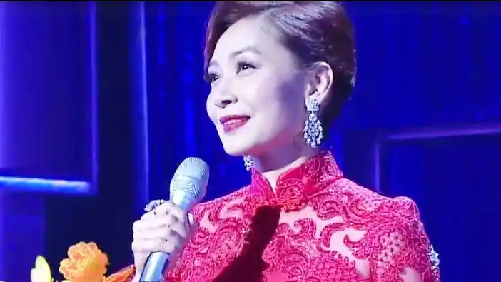 邝美云贺国庆,为祖国献唱《月亮代表我的心》