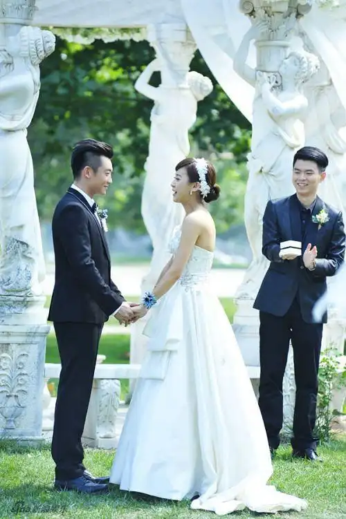 《咱们结婚吧》正在全国热映,近日郑恺与陈意涵片中婚礼的剧照公布