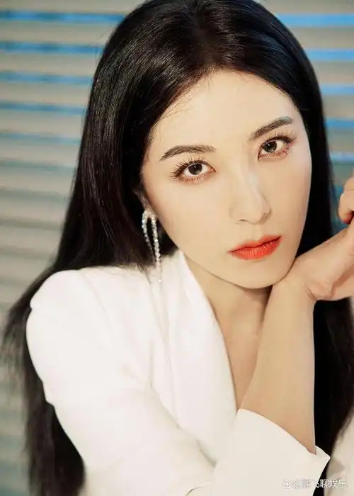 曾黎的国色天香般的美貌依旧惊艳.