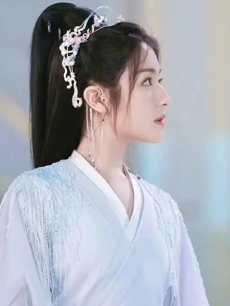 星落凝成糖里李兰迪真的好好看 我挺喜欢星落里面的衣服的,有很多细节