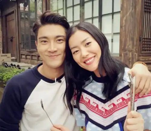 图崔始源服兵役两年刘雯机场送行表露二人真心