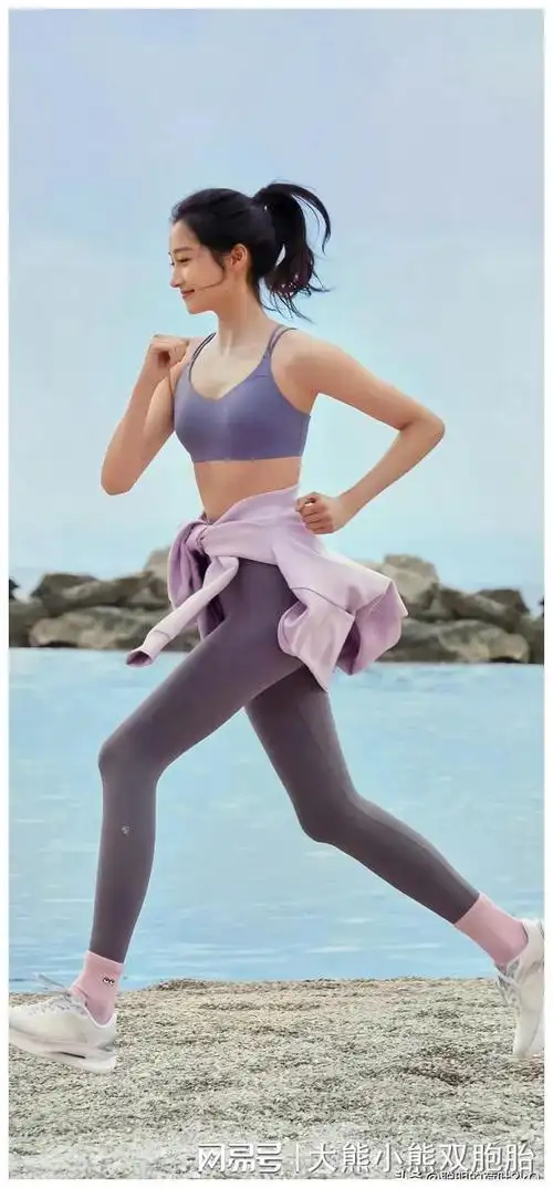 关晓彤海边健身照